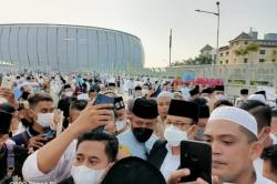 Anies Baswedan Didoakan Jadi Presiden 2024, Jamaah Salat Id Berebut Foto Sama Gubernur DKI Jakarta