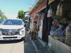 Usai Lebaran Pemudik Antusias Buru Oleh-Oleh Khas Cirebon, Intip dan Kerupuk Melarat Laris Manis