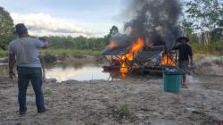 Polres Tebo Terus Buru Penambangan Emas Ilegal, Dua Rakit Dompeng Dibakar