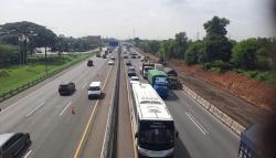 H+3 Lebaran Arus Lalulintas di Tol Jakarta-Cikampek Masih Dipadati Kendaraan ke Arah Timur