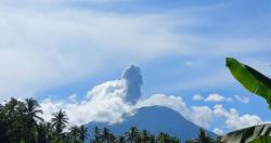 Gunung Ibu Erupsi, Tinggi Kolom Abu 1.000 Meter di Atas Puncak