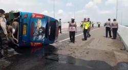 Pecah Ban, Minibus Pemudik Terguling di KM 451 Simpang Susun Pejagan