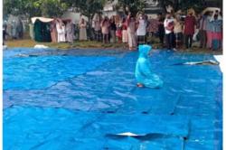 Misterius! 1 Jamaah Shalat Ied Bertahan Dengar Khutbah di Tengah Guyuran Hujan