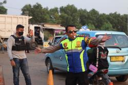 Kapolres Cilegon Turun Langsung Lakukan Pengaturan Lalu Lintas di Simpang JLS