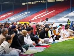Unik! Sholat Idul Fitri di Blackburn Rovers Bagikan Minuman Susu Tradisional  Untuk Jamaah