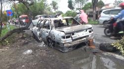 Mobil Pemudik Tiba-Tiba Terbakar di Jalan Raya Jombang, Penumpang Syok