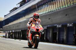 Salah Sasaran, Marquez Lempar Sarung Tangan Jatuh Ke Tangan Fans Valentino Rossi