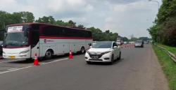 Arus Balik Mulai Merayap di Tol Cikampek, Polisi Terapkan Contraflow Satu Lajur