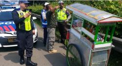 Viral!  Tukang Bakso Kesasar Masuk Tol Tangerang