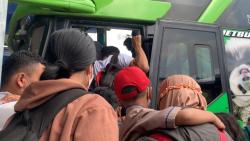 Puncak Arus Balik, Ribuan Penumpang Berebut Naik Bus