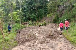 Hujan Deras Sebabkan Longsor di Jalan Poros Makassar-Sinjai Via Malino