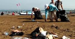 Libur Lebaran Berakhir Sampah Berserakan, BPC PHRI Pangandaran Lakukan Bersih-bersih Pantai