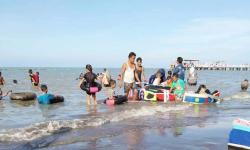 Selama Libur Lebaran, Pantai Legenda Indramayu Dipadati Pengunjung