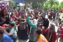 Gaduh! Pedagang Pecel Lele Lamongan Sebar Uang Jutaan Rupiah dari Atap Masjid