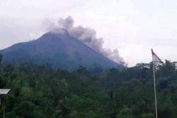 Gunung Merapi Semburkan Wedus Gembel Sejauh 1,8 Km ke Arah Sungai Bebeng