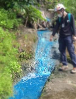 Wooow! Aliran Sungai Cileungsi Berubah Berwarna Biru, Diduga Tercemar Limbah Pabrik Industri