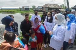 Bakti Sosial TP PKK Sumsel di Lingkungan TPA Karyajaya Kertapati Palembang