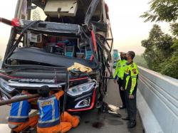 Tabrakan Beruntun 4 Bus Wisata, Minibus dan Truk di Exit Tol Karanganyar, 1 Siswa SMP Tewas 