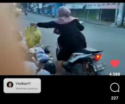 Viral! Video Aksi Buang Sampah di Pinggir Jalan Tuai Kecaman Netizen