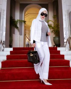 Makin Menarik dan Cantik, 4 OOTD Hijab Syahrini Tampil Modis