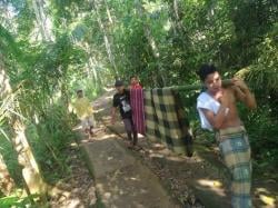 Miris! Warga Lombok Barat Tandu Pasien Pakai Sarung ke Rumah Sakit