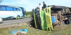 Truk Terbalik di Tol Tangerang-Merak Gegara Pecah Ban