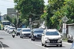 Libur Waisak, Antrean Kendaraan  Capai 2 Kilometer di Jalan Prambanan-Piyungan menuju Gunungkidul