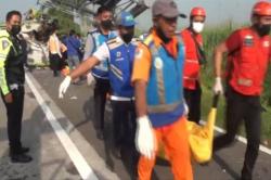 Bus Pariwisata Tabrak Tiang VMS di Tol Jombang-Surabaya, 13 Orang Tewas