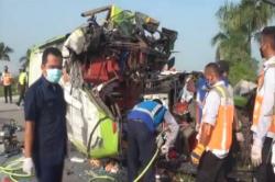 Pulang dari Yogya, Bus Rombongan Wisata Warga Surabaya Kecelakaan di Tol, Tujuh Orang Tewas