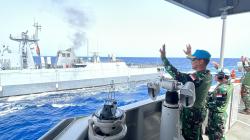 KRI SIM-367 Laksanakan Mailbag Transfer Exercise Dengan Kapal Perang Negara Bangladesh