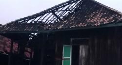 Diawali Letusan, Rumah Dua Lantai Terbakar Kerugian Ditaksir Rp100 Juta