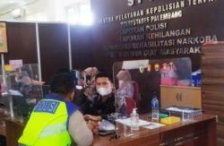 Tak Terima Ditegur Karena Melanggar, Sopir Truk Tarik Baju Polisi