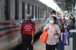 KAI Tetap Wajibkan Pakai Masker Bagi Penumpang Kereta Api dan KRL