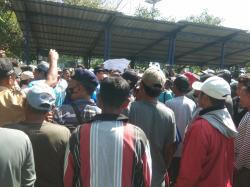 Sulit Dapat Solar, Nelayan Banyuwangi Demo di Pelabuhan Muncar