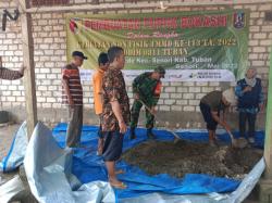 Satgas TMMD Kodim 0811 Tuban Bersama Masyarakat Desa kaligede Produksi Pupuk Organik