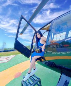 Pamela Safitri Pose Turun dari Helikopter Payudara Nongol dari Balik Dress, Netizen: Seksi Banget