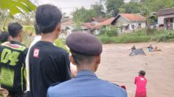 Pick Up Pengangkut Pasir Terseret Sungai Cipasarangan Garut, Sopir dan Kernet Nyaris Hanyut