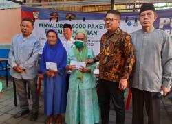 Baznas Kota Makassar Salurkan Paket Berkah Ramadhan di Kecamatan Bontoala