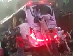 Diduga Rem Blong,Bus Rombongan Peziarah Asal Tangerang Banten Seruduk 3 Rumah Dan Sejumlah Kendaraan