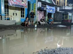 Protes Jalan Rusak, Kelompok Pemuda Ramai-ramai Mancing di Kubangan Jalan Desa Gamel