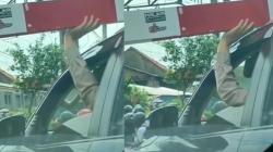 Viral Aksi Nekat Pengendara Mobil Menahan Palang Pintu Kereta Api, Takut Mobilnya Lecet?