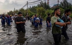 Semarang Banjir Rob, Terminal Peti Kemas Hentikan Operasi, Warga Dievakuasi