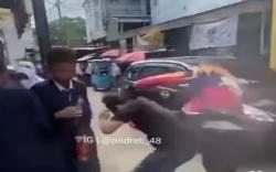 Viral! Motor Gagal Nyalip, Bule Arogan Aniaya Pengemudi Minibus