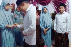 Viral! Lamaran Pasangan Beda Usia, Ekspresi Wanita saat Pakai Cincin Malah Sedih