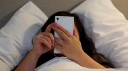 Kurang Baik! Main Gadget Malam Hari Bikin Sulit Tidur, Begini Penjelasannya