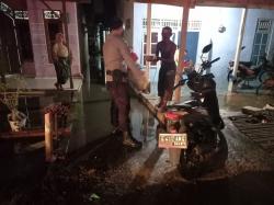 Bantu Warga Terdampak Banjir Rob, Petugas Gabungan Bagikan Nasi Ponggol