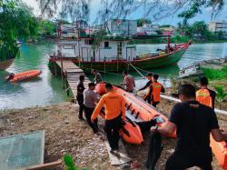 Mandi Sungai Bersama Teman Pemuda Tenggelam