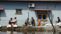 Tanggul Sungai Meduri yang Jebol Ditambal dengan Sandbag