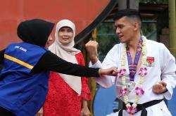 Rektor Unitomo Jajal Kehebatan Juara  Karate SEA Games 2021