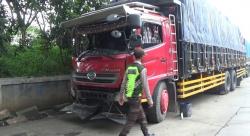 Diduga Sopir Ngantuk, Truk Besar Tabrak Truk Kecil di Res Area Tol Purbaleunyi Kilometer 88, 1 Tewas